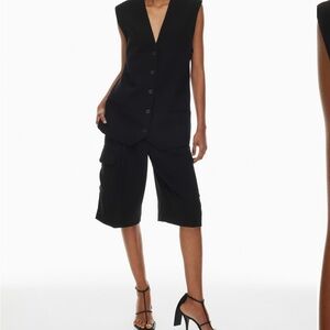 Aritzia Agency Vest
Crepe button-up suit vest